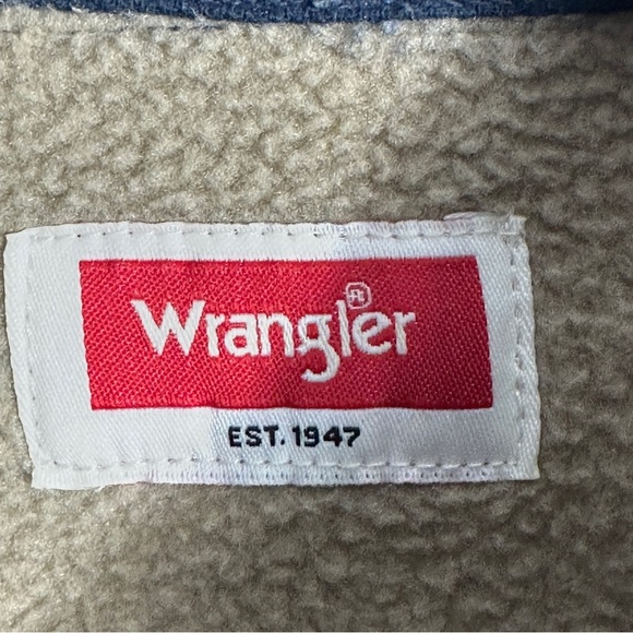 Wrangler sherpa lined flannel shacket/jacket, size small, layer warm - Picture 7 of 12